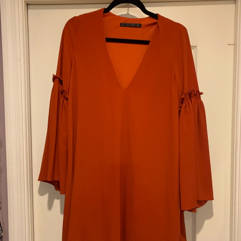 BEAUTIFUL ABD FLIEING ZARA DRESS!